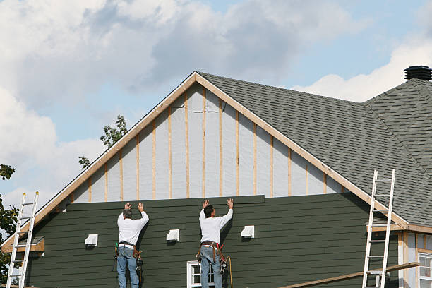 Professional Siding technician working in Georgetown, IN